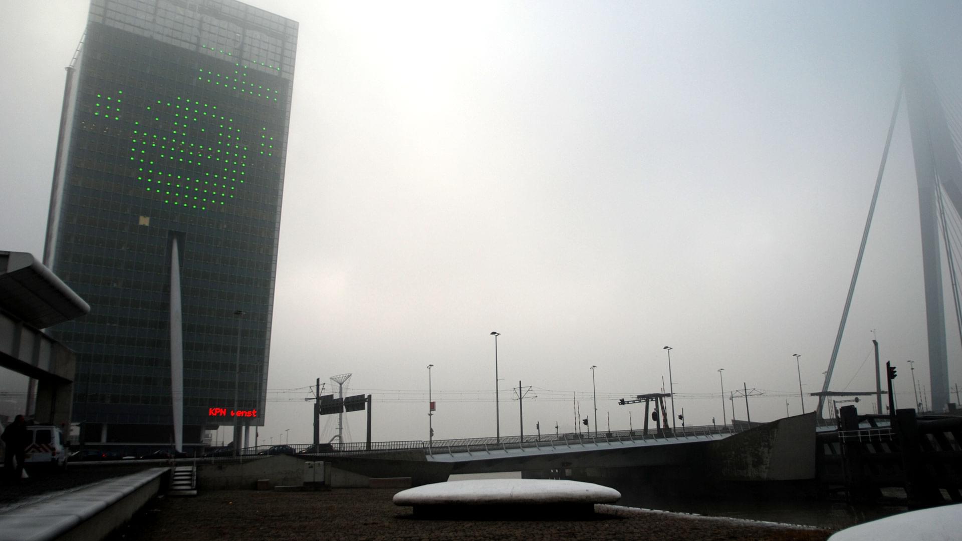 Kop van Zuid - Rotterdam, KPN, tegen de gevel zijn 22x40 lampen gepositioneerd. Deze lichten zijn via software aan te stur...
